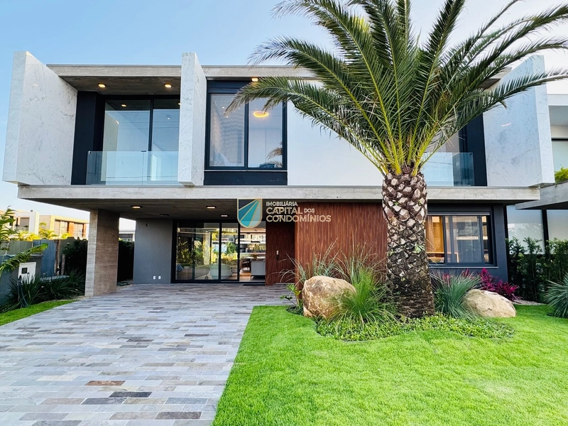 Belo sobrado beira lago no Condomínio Sense em Xangri-lá