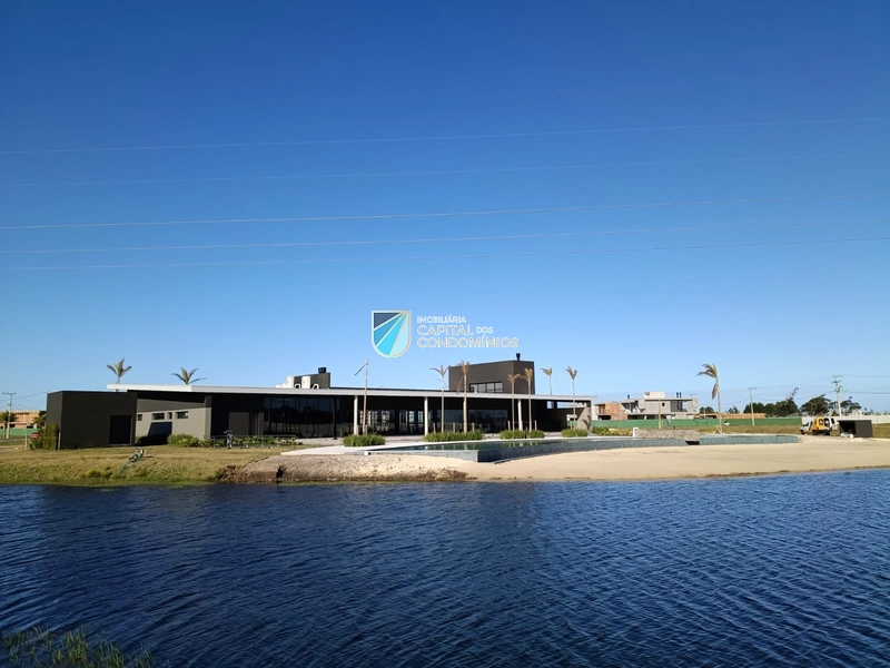 Excelente lote beira lago no Condomínio Allure Beach Condo