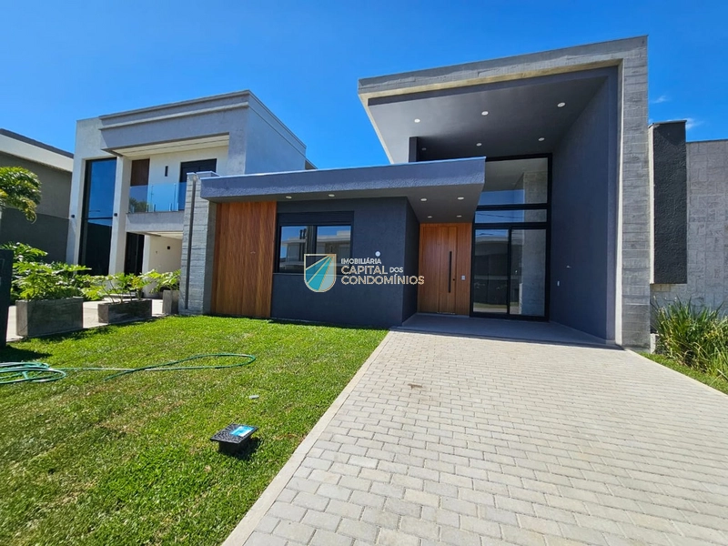 Casa térrea nova com piscina no Blue