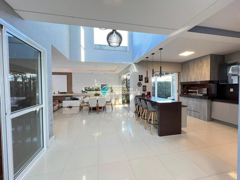 Sobrado com piscina: 16ª foto da galeria de imagens do imóvel