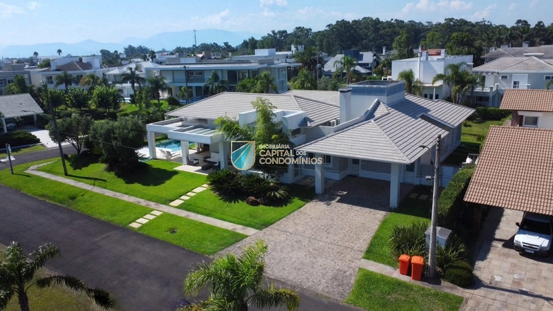 Casa beira lago em condomínio na Praia de Atlântida