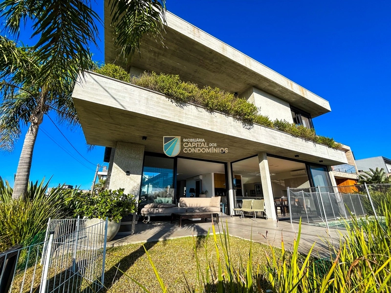 Sobrado beira lago no Blue