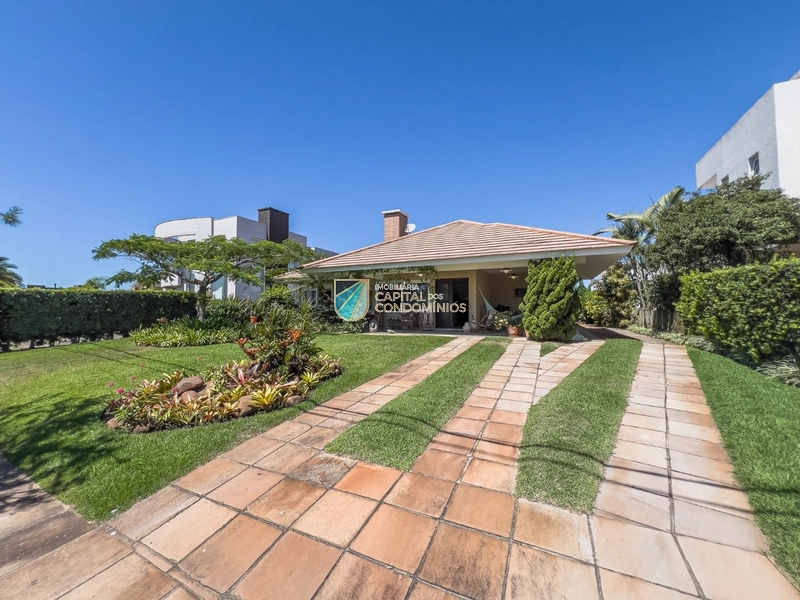 Casa térrea em frente ao clube