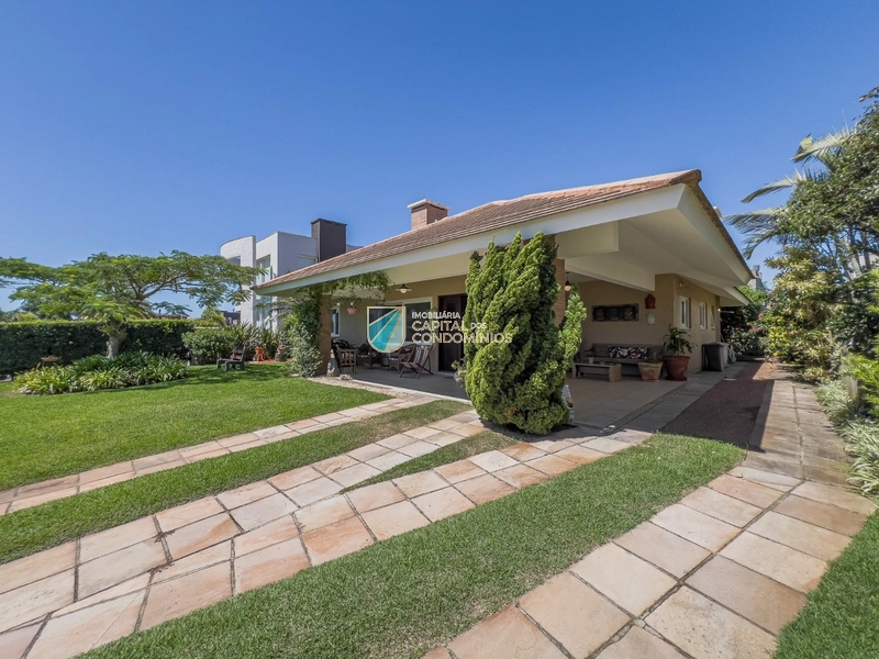 Casa térrea em frente ao clube: 2ª foto da galeria de imagens do imóvel