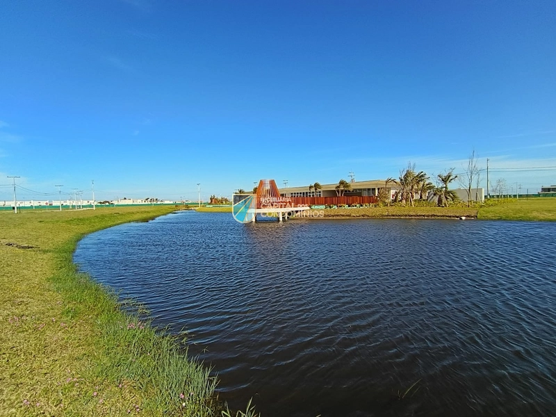 Oportunidade! Terreno fundos e lateral para o lago em condomínio novo: 2ª foto da galeria de imagens do imóvel