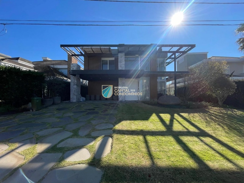 Sobrado beira lago no Bosques