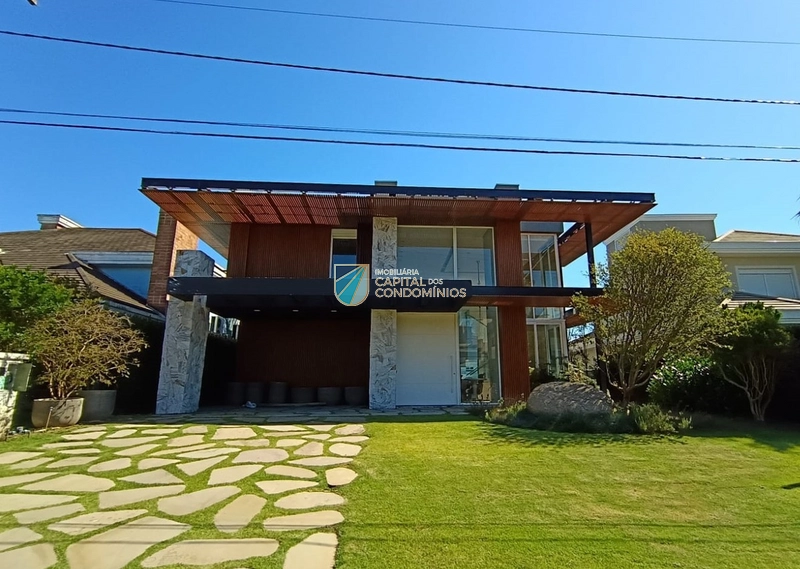 Sobrado beira lago no Bosques