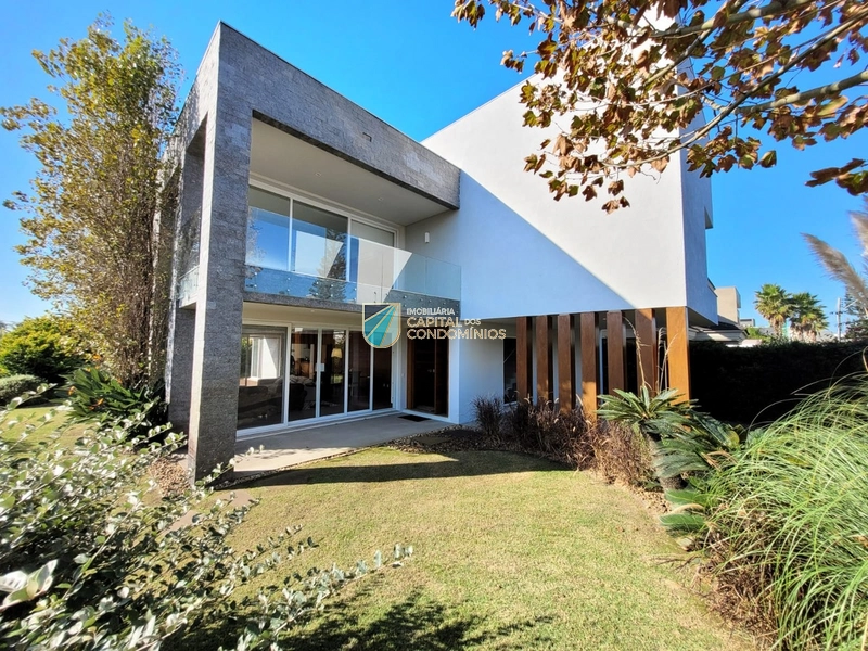 Sobrado de esquina em condomínio beira mar
