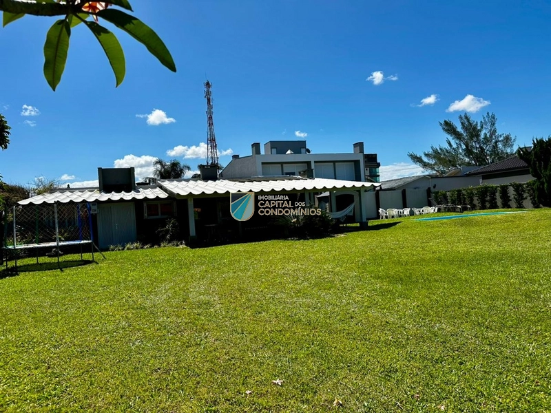 Casa no centro em 2 terrenos com piscina: 5ª foto da galeria de imagens do imóvel