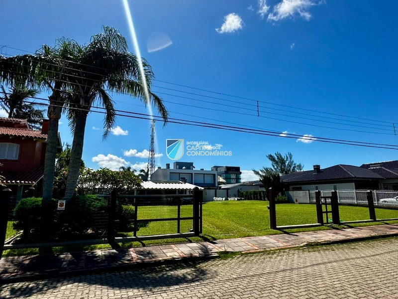 Casa no centro em 2 terrenos com piscina: 2ª foto da galeria de imagens do imóvel