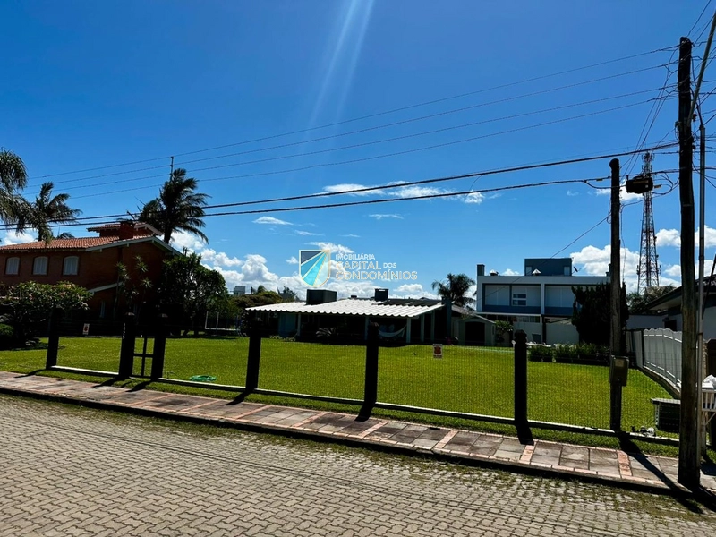 Casa no centro em 2 terrenos com piscina: 3ª foto da galeria de imagens do imóvel