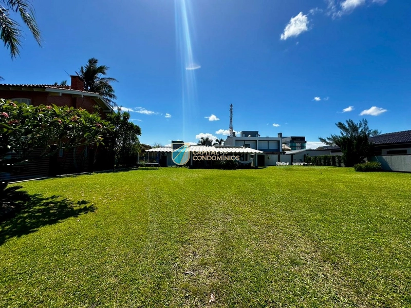 Casa no centro em 2 terrenos com piscina: 4ª foto da galeria de imagens do imóvel