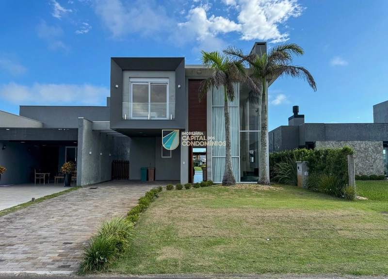 Sobrado beira lago no Riviera