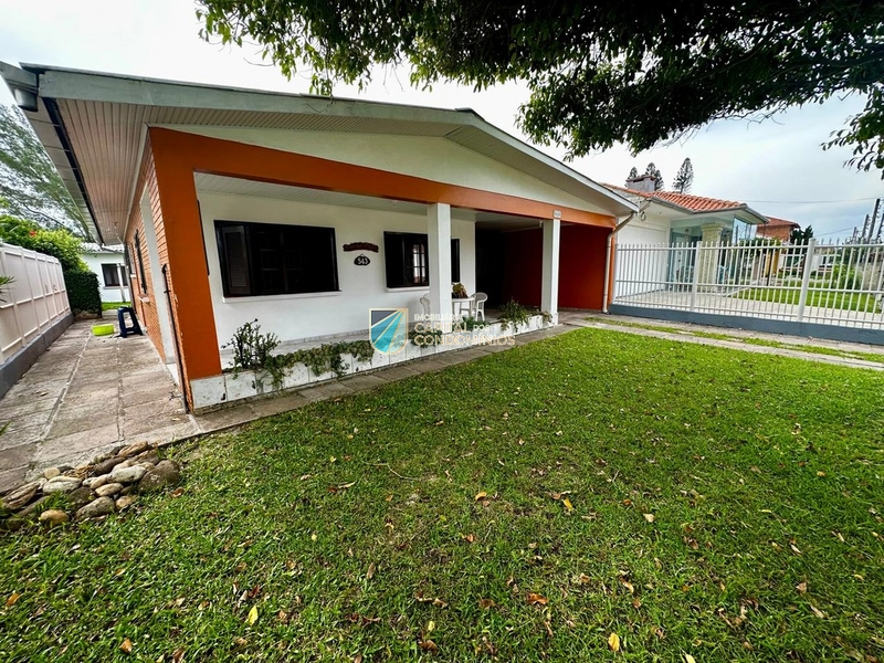 Casa de esquina com área verde no centro de Xangri-lá: 2ª foto da galeria de imagens do imóvel
