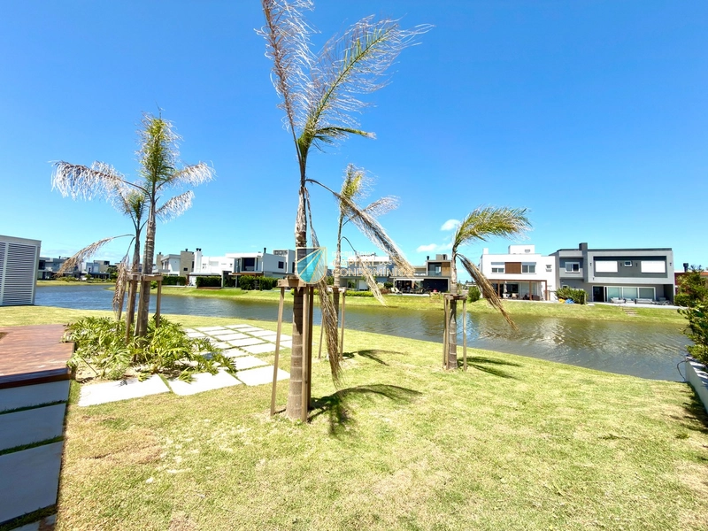 Linda casa beira lago no Condomínio Riviera: 20ª foto da galeria de imagens do imóvel