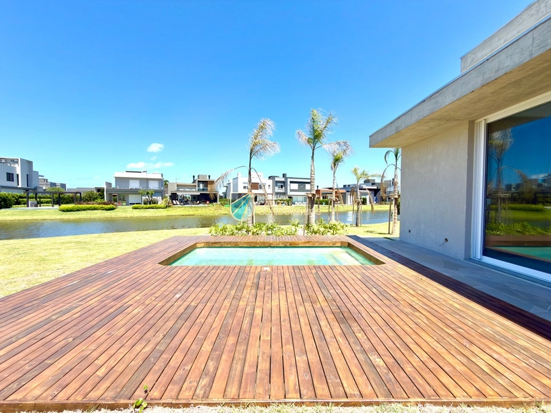 Linda casa beira lago no Condomínio Riviera: 21ª foto da galeria de imagens do imóvel