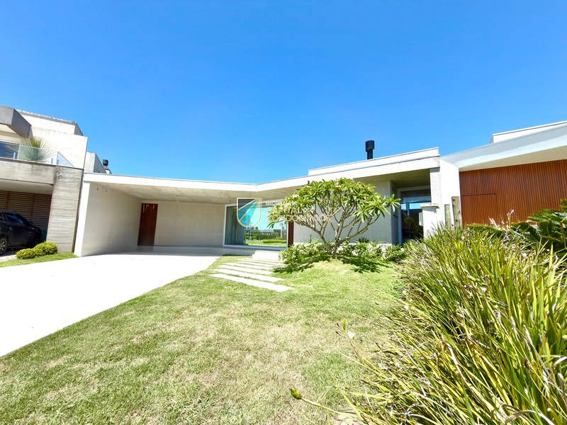 Linda casa beira lago no Condomínio Riviera: 3ª foto da galeria de imagens do imóvel