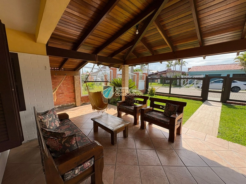 Casa térrea com piscina no centro: 3ª foto da galeria de imagens do imóvel