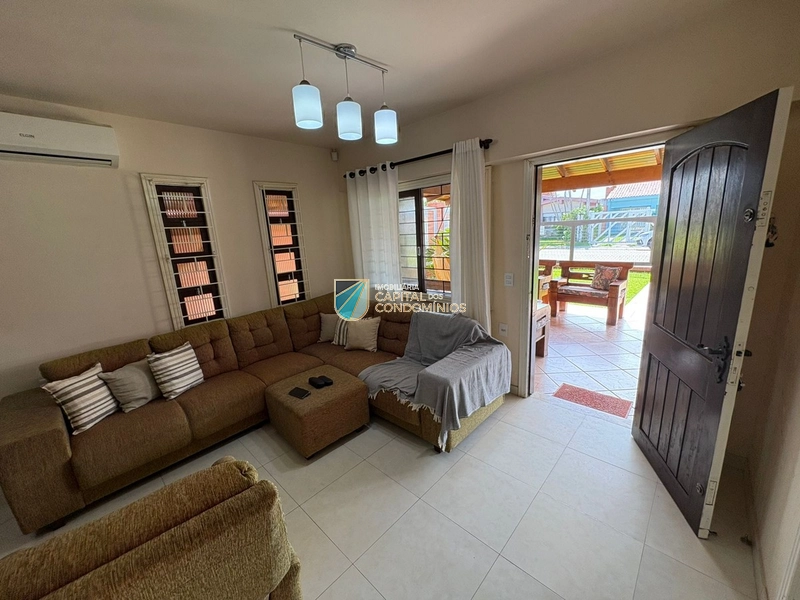 Casa térrea com piscina no centro: 8ª foto da galeria de imagens do imóvel