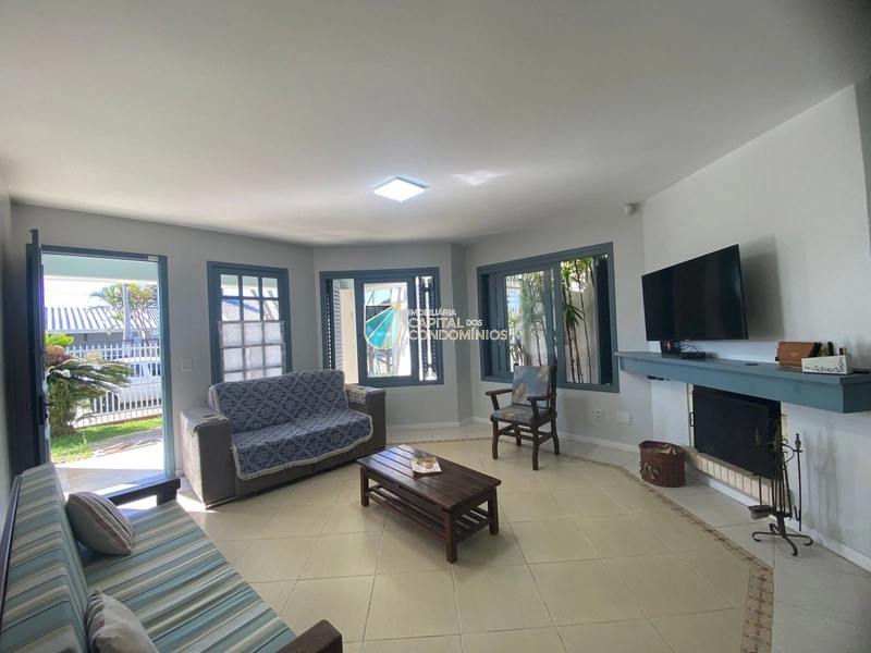 Casa térrea no centro próximo ao mar: 3ª foto da galeria de imagens do imóvel