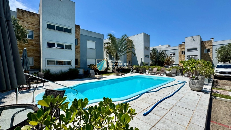 Apartamento térreo com pátio em condomínio com infra