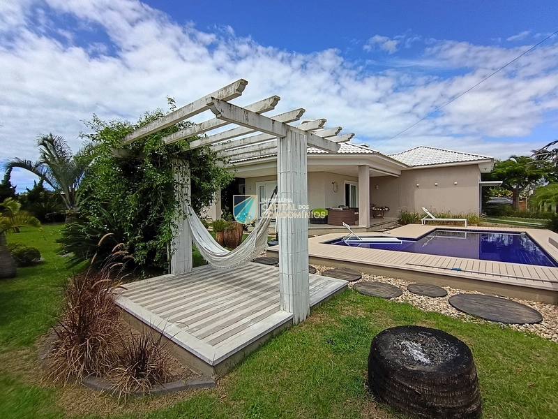 Casa de esquina em Atlântida: 3ª foto da galeria de imagens do imóvel