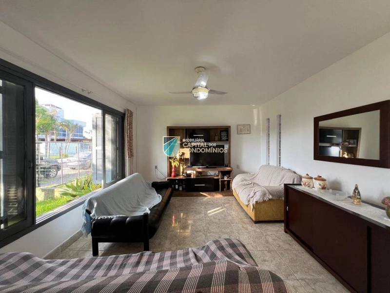 Casa no centro em 2 terrenos: 4ª foto da galeria de imagens do imóvel