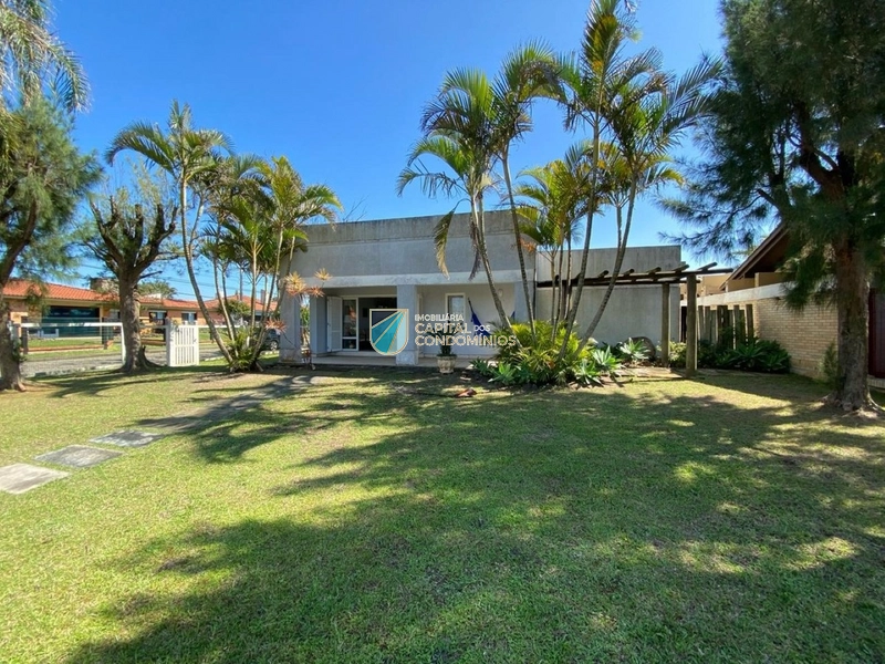 Sobrado de esquina em Atlântida: 1ª foto da galeria de imagens do imóvel