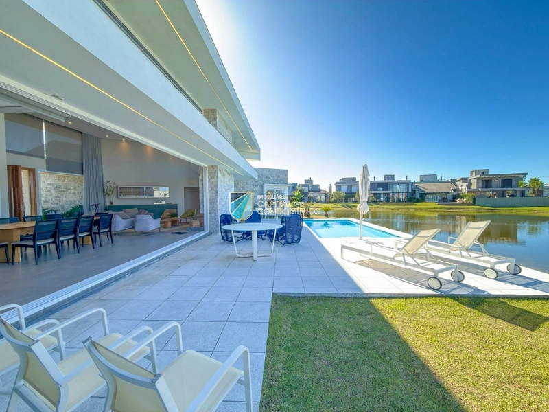 Casa térrea beira lago no Riviera em Xangri-lá: 1ª foto da galeria de imagens do imóvel