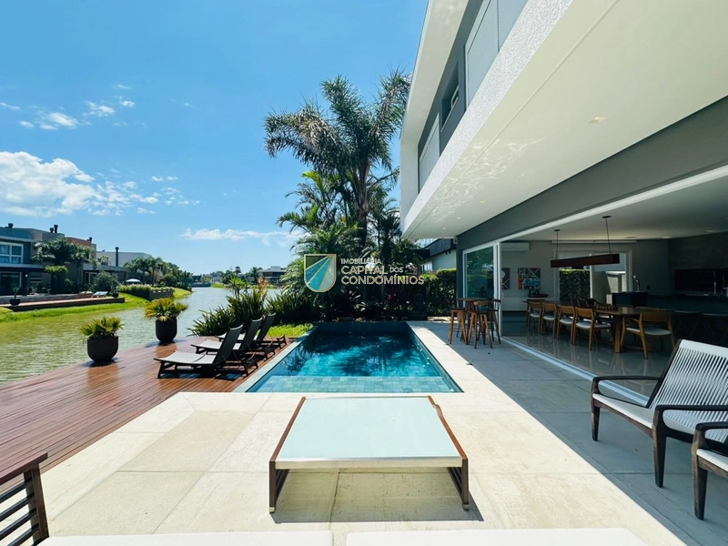 Sobrado beira lago no Malibu: 3ª foto da galeria de imagens do imóvel
