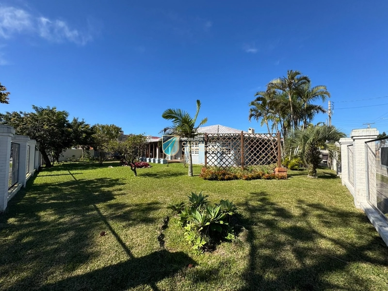 Casa de esquina em Atlântida: 2ª foto da galeria de imagens do imóvel