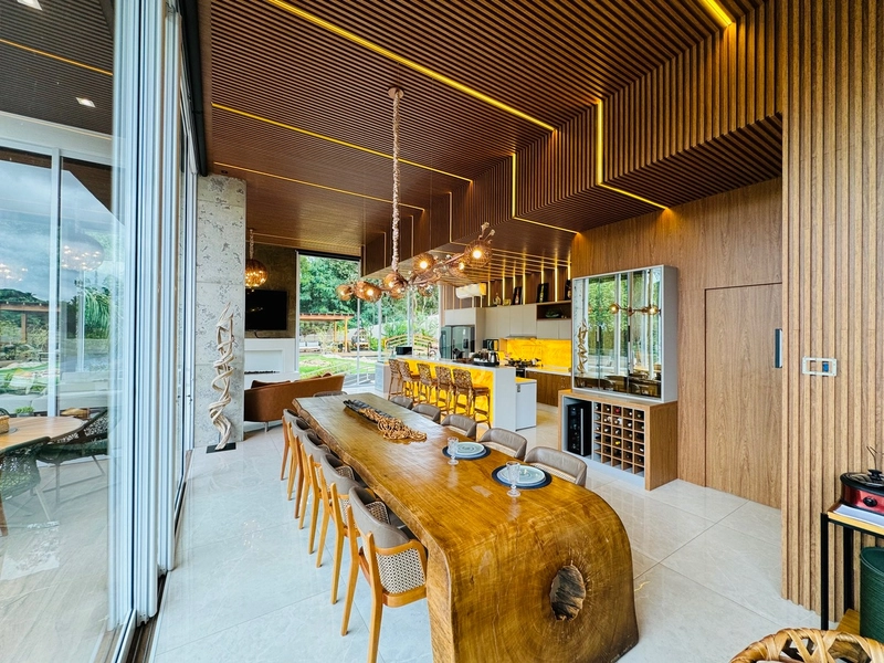Mansão de luxo com 4 suítes, piscina e lago condomínio Green Valley: 2ª foto da galeria de imagens do imóvel
