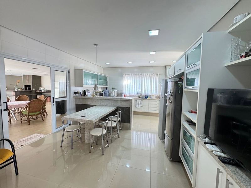 Casa com 4 suítes e piscina no Bairro Maria Izabel em Marília-SP: 16ª foto da galeria de imagens do imóvel