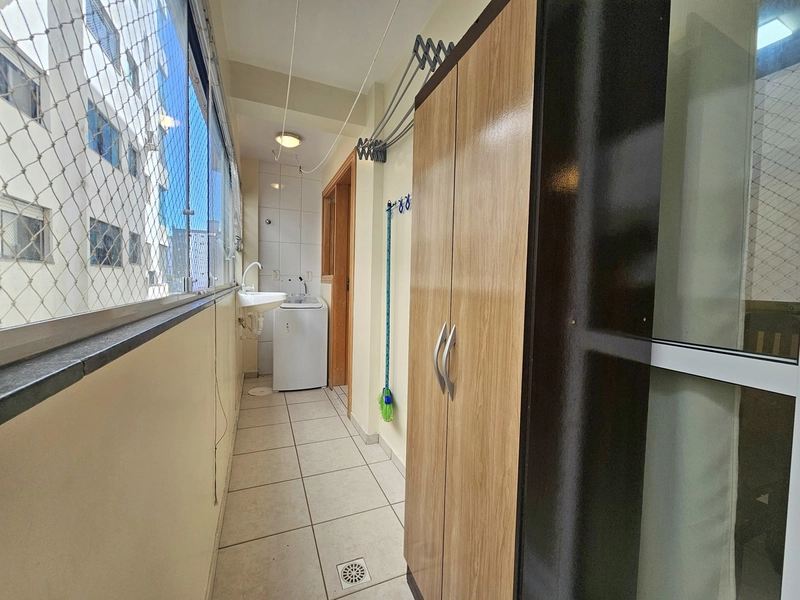 Amplo apartamento de 1 dormitório com box de garagem em Capão da Canoa: 4ª foto da galeria de imagens do imóvel