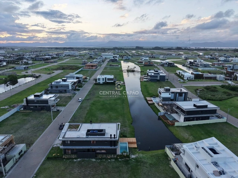 Sobrado à beira lago em condomínio com infra estrutura completa: 30ª foto da galeria de imagens do imóvel