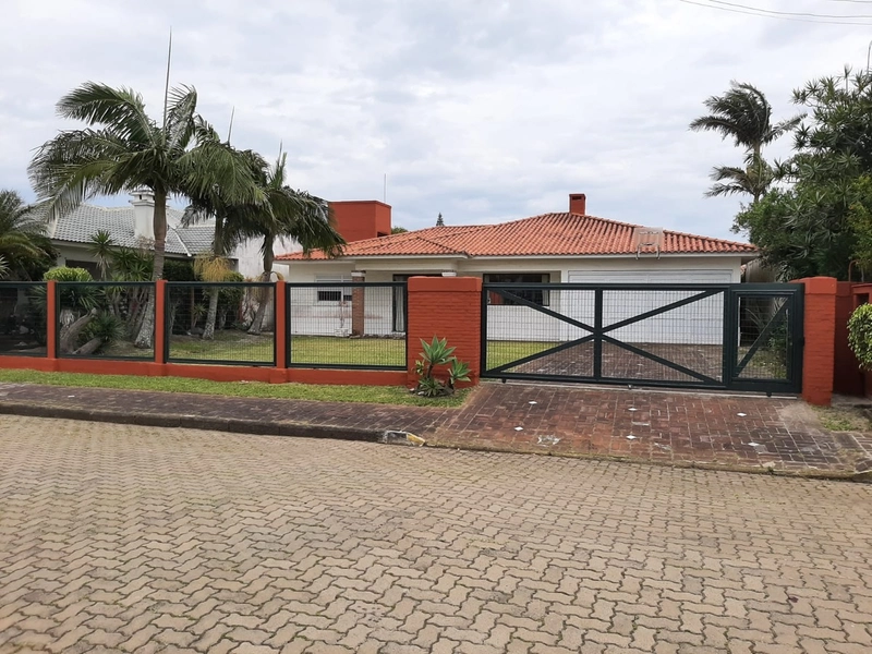 CASA COM PISCINA NO CENTRO DE ATLÂNTIDA: 1ª foto da galeria de imagens do imóvel