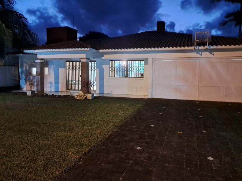 CASA COM PISCINA NO CENTRO DE ATLÂNTIDA: 2ª foto da galeria de imagens do imóvel