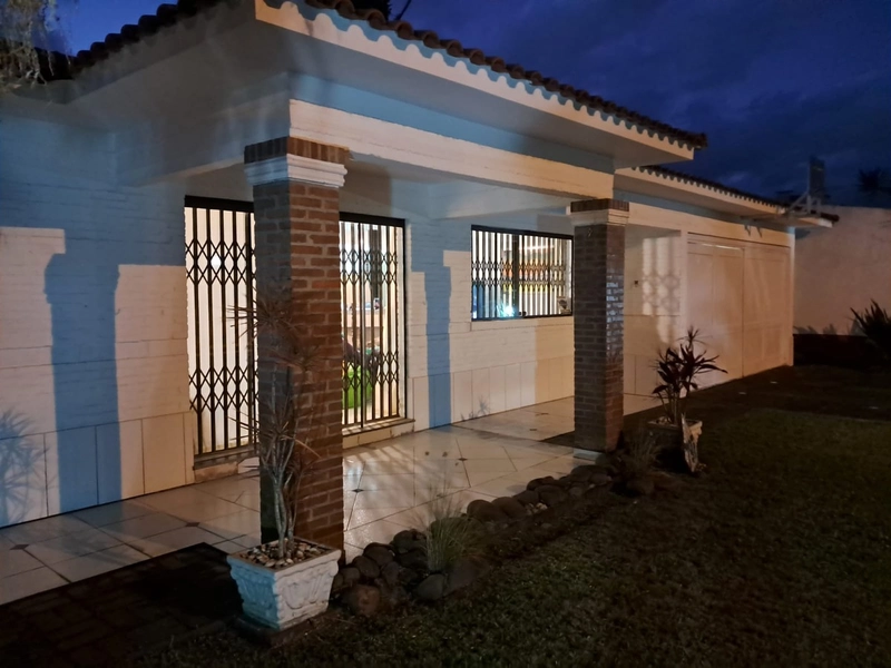 CASA COM PISCINA NO CENTRO DE ATLÂNTIDA: 23ª foto da galeria de imagens do imóvel