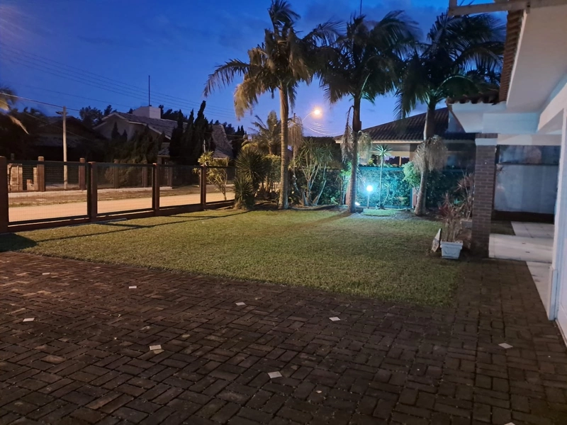 CASA COM PISCINA NO CENTRO DE ATLÂNTIDA: 3ª foto da galeria de imagens do imóvel