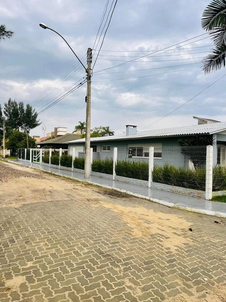 CASA COM PISCINA NO CENTRO DE ATLÂNTIDA: 13ª foto da galeria de imagens do imóvel