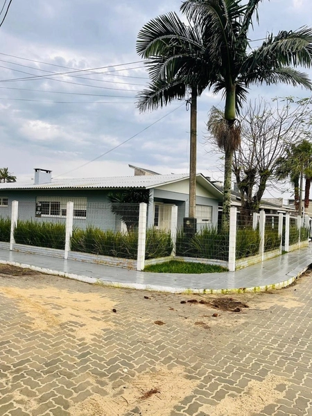 CASA COM PISCINA NO CENTRO DE ATLÂNTIDA: 12ª foto da galeria de imagens do imóvel