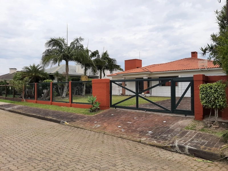 CASA COM PISCINA NO CENTRO DE ATLÂNTIDA: 27ª foto da galeria de imagens do imóvel