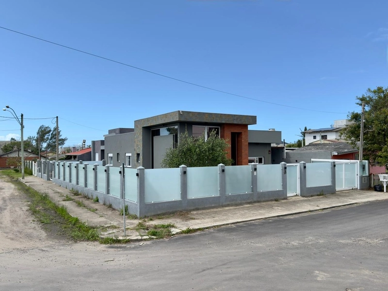 Linda casa de 3 suítes mobiliada no bairro Araça em Capão da Canoa: 5ª foto da galeria de imagens do imóvel