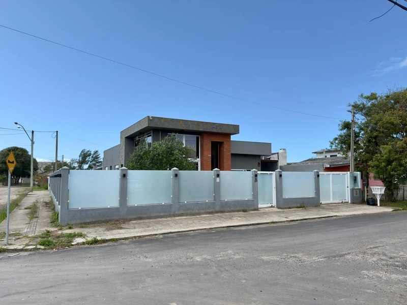 Linda casa de 3 suítes mobiliada no bairro Araça em Capão da Canoa: 6ª foto da galeria de imagens do imóvel