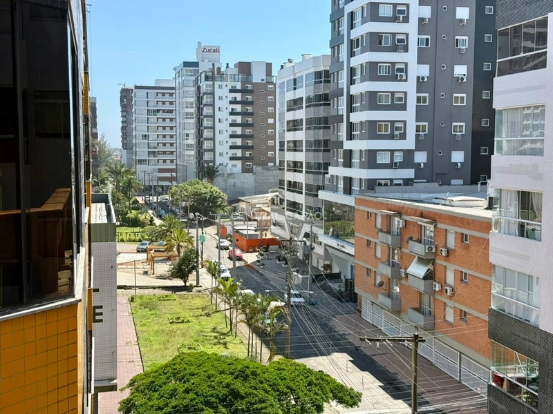 Apartamento de 2 dormitórios com sacada de frente em Capão da Canoa: 3ª foto da galeria de imagens do imóvel