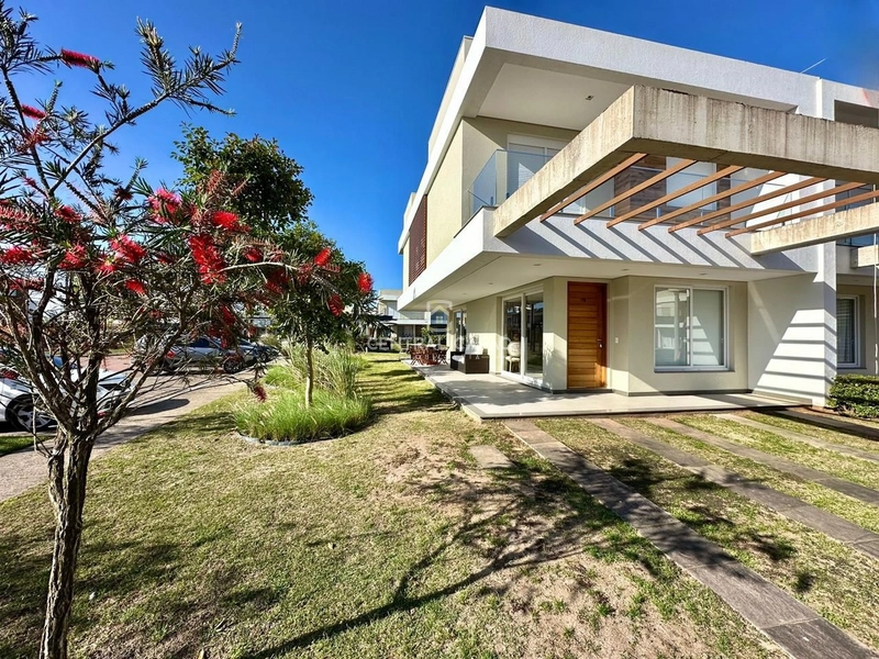CASA NA ENTRADA DO CONDOMÍNIO JUNTO A ÁREA VERDE E BEIRA LAGO EM CAPÃO