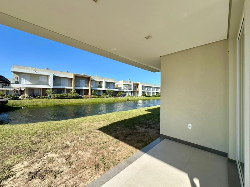 CASA NA ENTRADA DO CONDOMÍNIO JUNTO A ÁREA VERDE E BEIRA LAGO EM CAPÃO: 13ª foto da galeria de imagens do imóvel