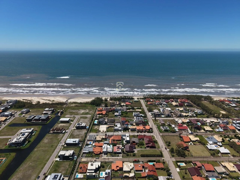 SOBRADO COM 4 SUÍTES À VENDA EM XANGRI-LÁ, PRÓXIMO AO MAR: 5ª foto da galeria de imagens do imóvel