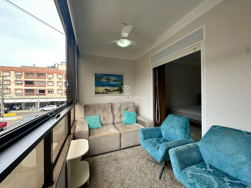 Apartamento com sacada de frente no Centro de Capão da Canoa