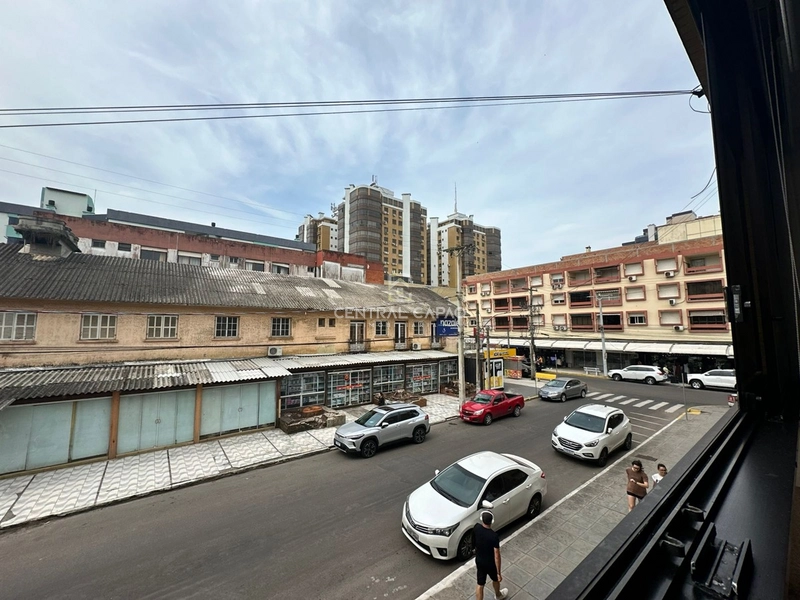 Apartamento com sacada de frente no Centro de Capão da Canoa: 3ª foto da galeria de imagens do imóvel